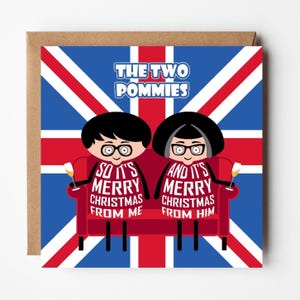 Op de afbeelding: Een vierkante wenskaart met een Union Jack-achtergrond en twee stripfiguren op een rode bank. De tekst luidt THE TWO POMMIES, SO IT'S MERRY CHRISTMAS FROM ME, en AND IT'S MERRY CHRISTMAS FROM HIM. Elke figuur houdt een glas vast.