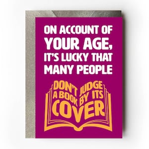 Cartão de aniversário engraçado e rude | Cartão de aniversário atrevido e sarcástico | Na sua idade | Não julgue um livro pela capa | Envelhecendo | por Versed Aid