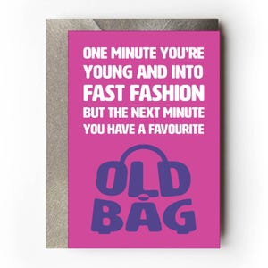 Tarjeta de cumpleaños divertida para ella / Un minuto joven y a la moda / Bolso viejo favorito / Envejeciendo / Tarjeta divertida de moda rápida / por Versed Aid