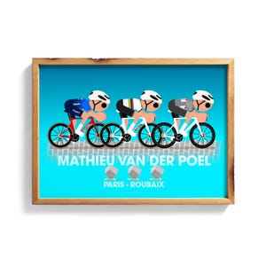 Può includere: Stampa incorniciata con tre ciclisti in gara, con il testo "MATHIEU VAN DER POEL" e "PARIS - ROUBAIX" sottostante. I ciclisti sono stilizzati, su uno sfondo blu brillante.