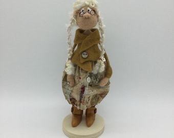 Filzfigur: Vintage Stoffkleid, Mixed Media Skulptur
