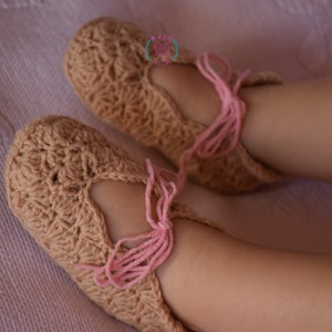 Crochet Baby Shoes Pattern, sizes newborn to 18months image 1