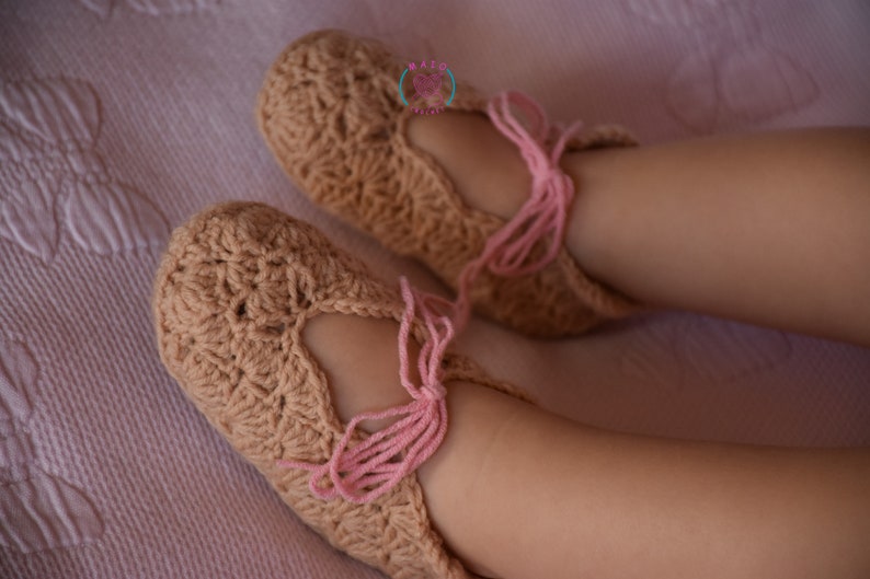 Crochet Baby Shoes Pattern, sizes newborn to 18months image 1