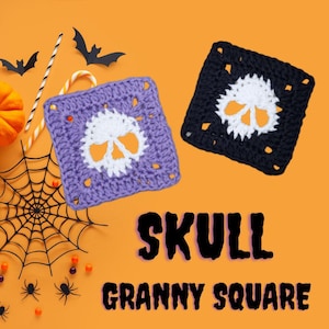 Könnte beinhalten: Zwei quadratische Häkelaufnäher mit einem weißen Totenkopfmotiv in der Mitte. Ein Aufnäher ist hellviolett und der andere ist schwarz. Der Text SKULL GRANNY SQUARE ist unter den Aufnähern auf orangefarbenem Grund schwarz gedruckt.