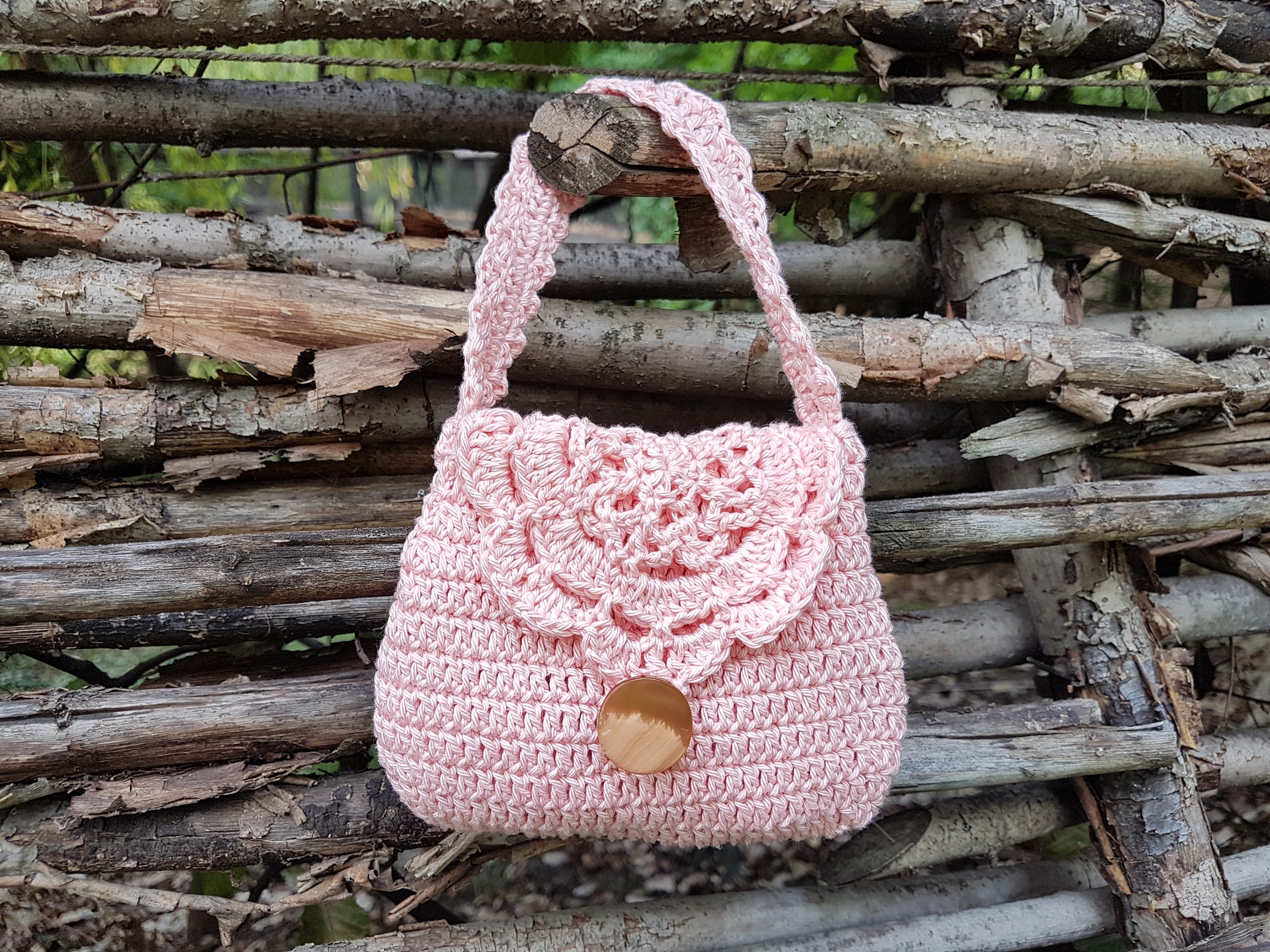 Crochet little girl's purse | Mom in the Garden