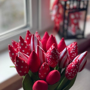 Puede incluir: Un ramo de tulipanes de tela roja y blanca con patrones de lunares, rayas y hojas. Los tulipanes est&aacute;n dispuestos en una maceta roja y blanca.