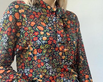 Vintage stretchy floral shirt / half buttons / pussy bow / 1960s / William Morris