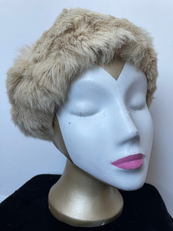 Vintage 1960s beige cream fur bobble hat