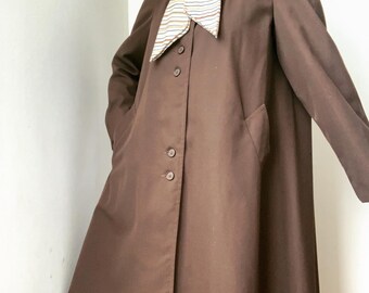 Vintage brown mid length light rain coat / neck tie / 1960s / Alligator
