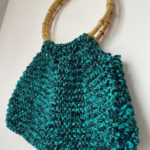Vintage gehäkelte Stricktasche mit übergroßem Bambusgriff