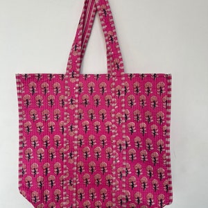 Bolso tote reversible de algodón acolchado de gran tamaño para playa, fin de semana, ecológico, sostenible, resistente, estilo bohemio, para verano, con estampado floral rosa intenso.