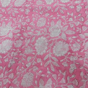 Tissu de coton imprimé à la main floral indien blanc et prune, tissu de 5 yards, vêtements pour femme rideaux oreillers coussins housse de couette