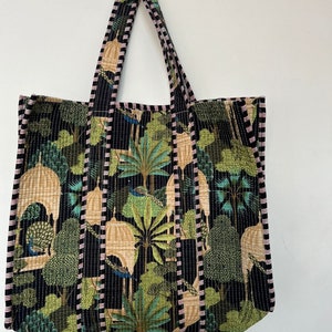 Les nouveaux sacs bleus matelassés à imprimé paon comprennent de beaux fourre-tout avec des sacs de voyage pour l'école et le bureau