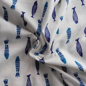 Può includere: Tessuto bianco con una stampa di pesci blu e turchese. I pesci sono stilizzati e hanno un design semplice.