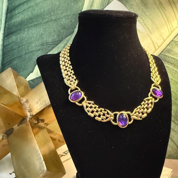 Colar vintage Trifari em tom dourado com cabochões de acrílico roxo.