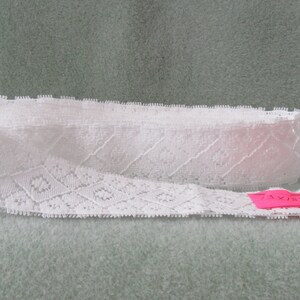 Bordure en dentelle blanche avec motif en losanges (restes) - 1-3/8 po. de large - Total 19 pi 6 po.