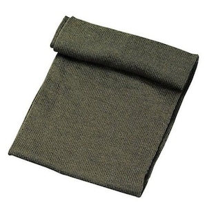 Puede incluir: Toalla de microfibra verde oliva, doblada y enrollada. La toalla tiene una textura acanalada y está hecha de un material suave y absorbente. La toalla es de color liso y es adecuada para limpiar o secar.