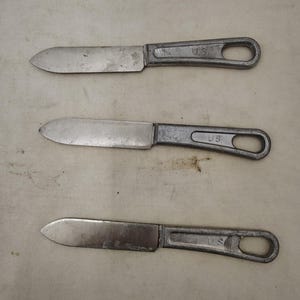 Juego de cuchillos antiguos de la época de la Segunda Guerra Mundial y la Guerra de Corea emitidos por militares