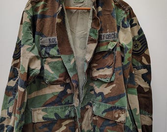 Koszula/bluza kamuflażowa US Army Surplus Vintage USAF BDU z naszywkami-MR