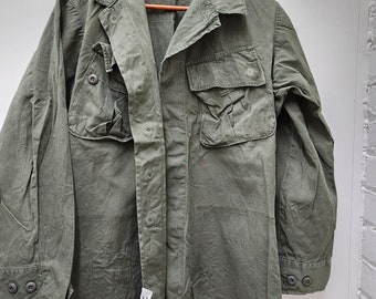 Chemise à poche inclinée pour hommes vintage de l'ère du Vietnam émise par l'armée verte OD-SS-70