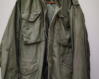 Chaqueta militar vintage M65 de color verde oliva, de la época de Vietnam.