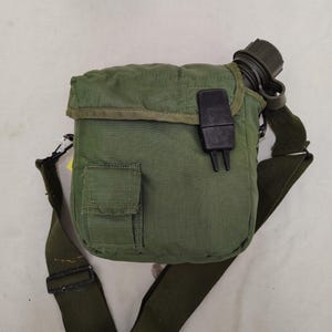 Militärutfärdad 2-liters kantin med lock