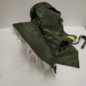 Militärutgiven vintagehuva med OD-motiv, grönt ogenomträngligt skydd för extremt kallt väder