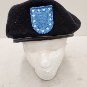 Boina de uniforme ASU de lã preta emitida pelos militares com patch de flash azul do exército - NOVO