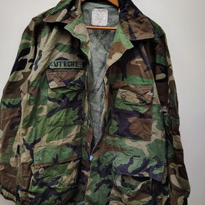 Peut inclure: Ensemble de trois tasses en céramique avec une finition mate et mouchetée. Les tasses sont de couleur crème, gris clair et gris foncé. Chaque tasse a un design simple et moderne et une anse arrondie.