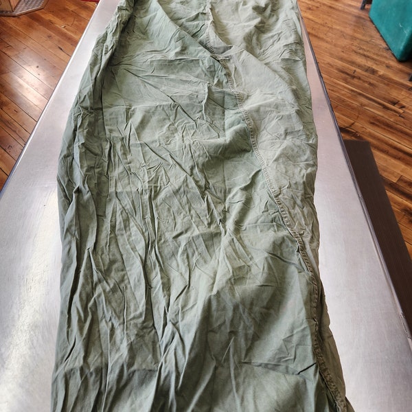 Sac de couchage vert OD vintage de l'époque de la guerre du Vietnam, émis par l'armée