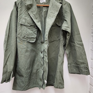 Vintage Military Issued Vietnam Era OD Green Men&#39;s Slant Pocket Shirt-XSR-71