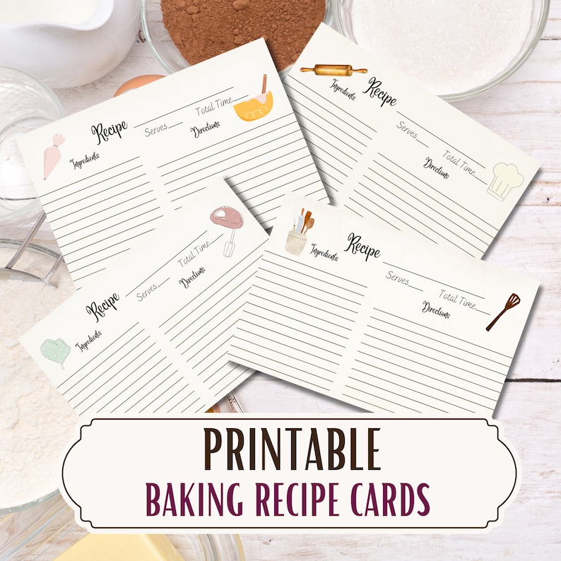 Puede incluir: Un mont&oacute;n de tarjetas de recetas de reposter&iacute;a imprimibles con un fondo color crema. Cada tarjeta tiene l&iacute;neas para ingredientes, instrucciones y otros detalles. Las tarjetas est&aacute;n decoradas con peque&ntilde;as ilustraciones de utensilios de cocina y el texto "PRINTABLE BAKING RECIPE CARDS".