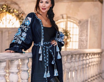 Blauwe linnen Vyshyvanka-jurk: boho etnische geborduurde maxi-kaftan