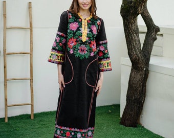 Abito in lino nero ricamato maxi moda ucraina di BoutiqueUA