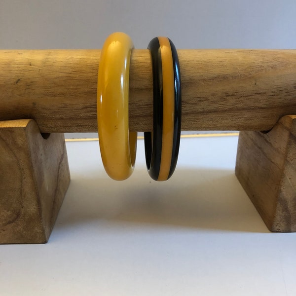 Antieke armbanden in butternut bakeliet