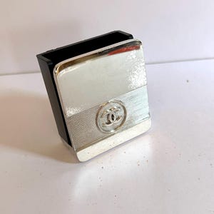 Ancien Porte Cartes Chanel Bakelite et Métal Argenté Signé Chanel Double C Années 60 Rare Collection