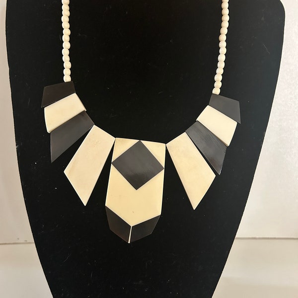 Collier Plastron Bakelite Noire et Blanche Forme Géométrique Années 60 Style Art Déco