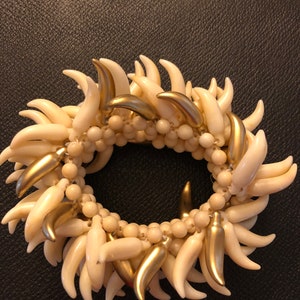 Beau bracelet manchette vintage perles plastiques blanc et doré perles Années 60 image 6