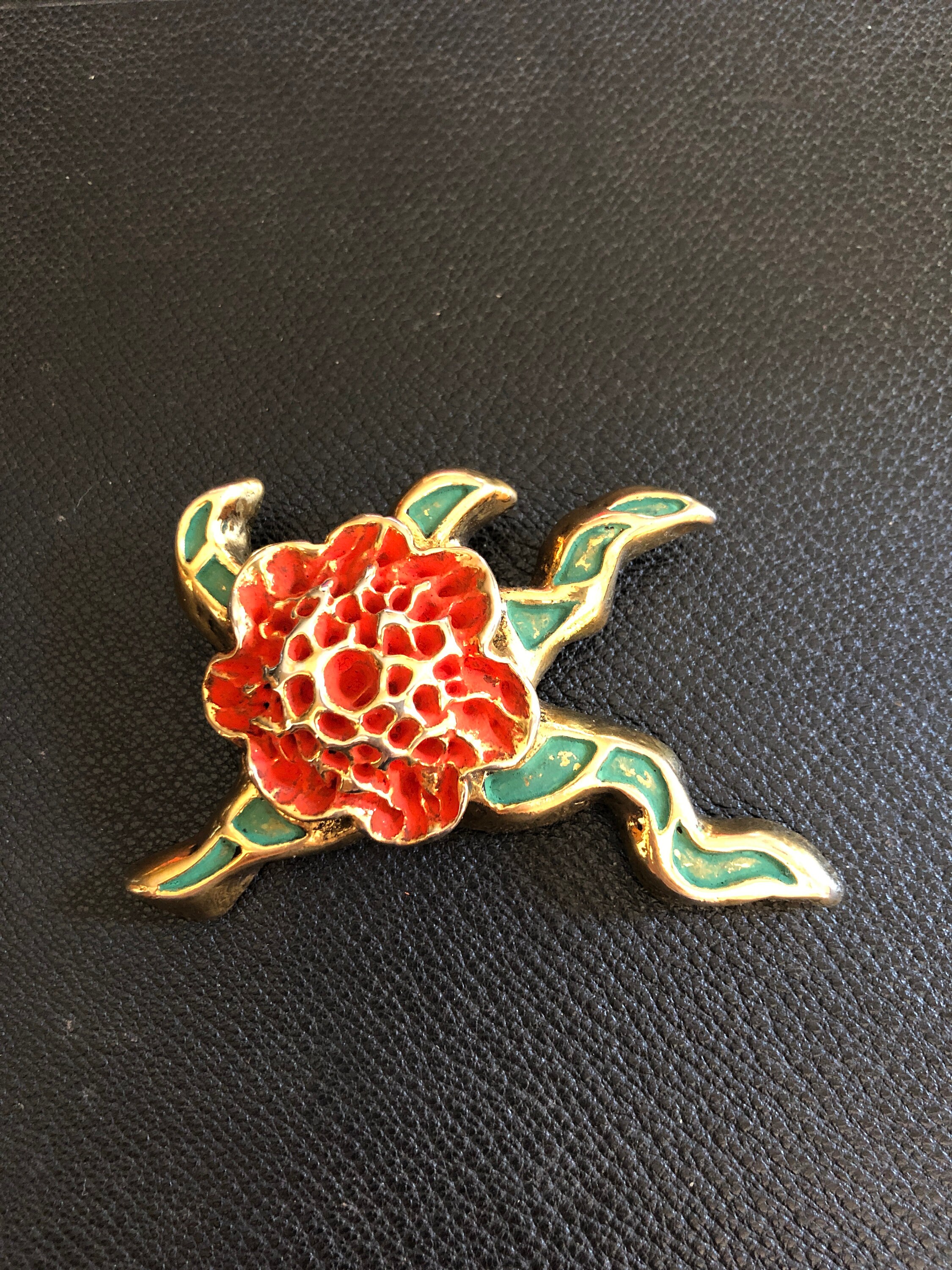 Grosse Broche Soleil En Résine Dorée - Marque TMB, état Neuf, Parfaite Pour Accessoiriser Un Manteau Ou Une Robe