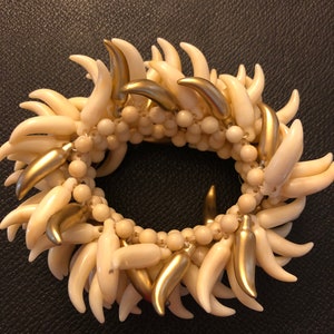 Beau bracelet manchette vintage perles plastiques blanc et doré perles Années 60 image 2