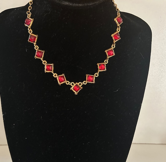 Collier Dolce Vita Doré Avec Cabochons Rouges - Bijou De Créateur élégant