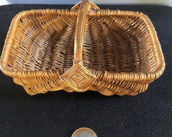 ADOPTÉ – Le panier ancien en osier tressé – Poésie du Temps