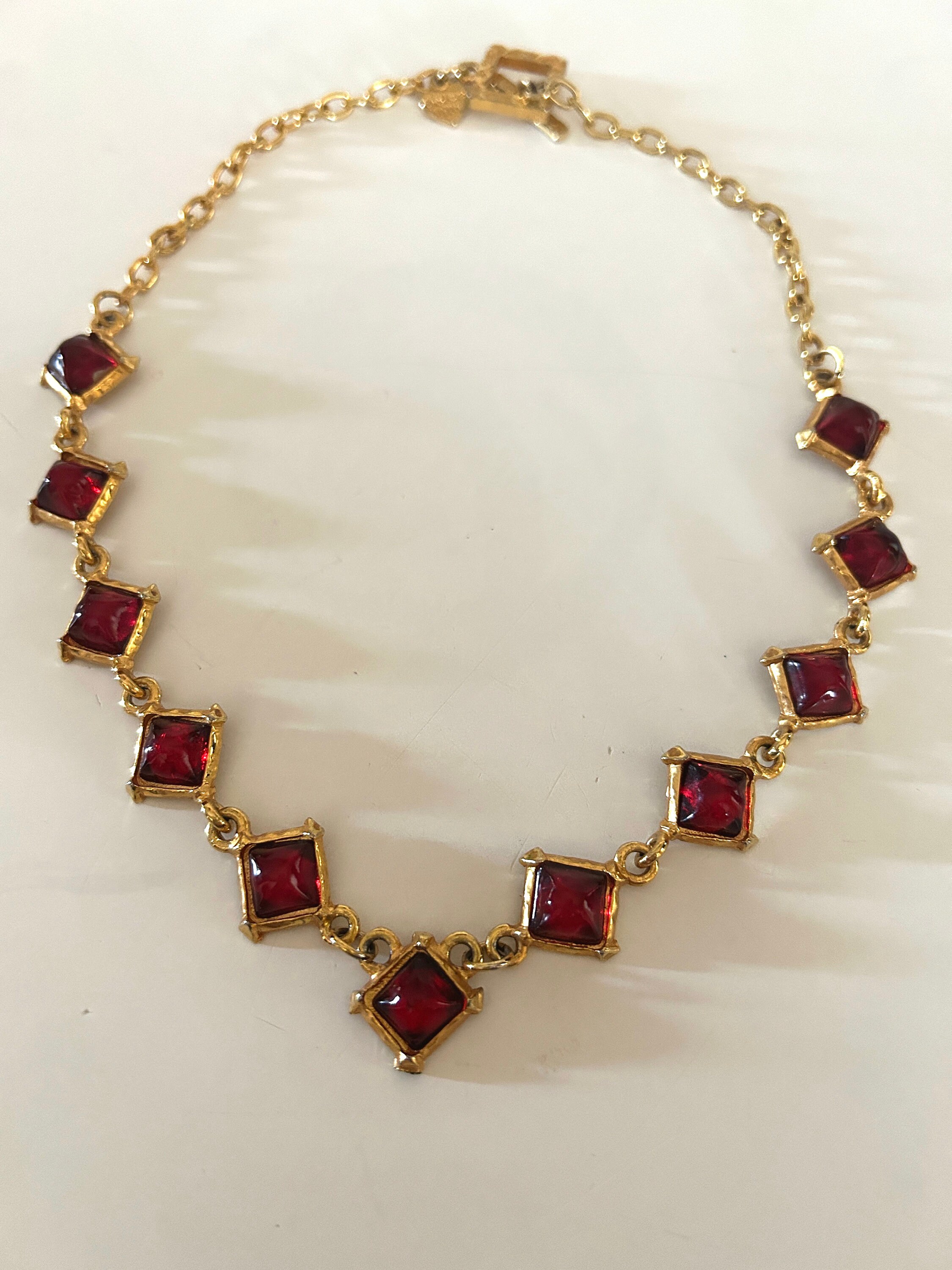 Collier Dolce Vita Doré Avec Cabochons Rouges - Bijou De Créateur Français