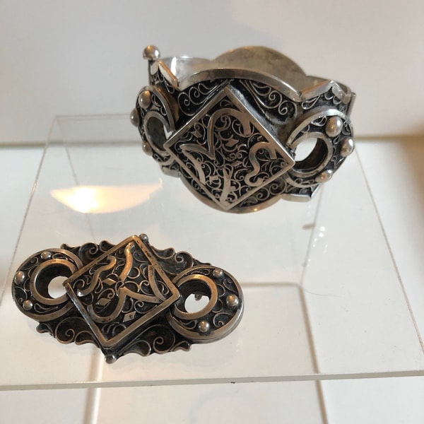 Bracelet et broche anciens berberes argent massif décors de filigrane calligraphie bijoux touaregs