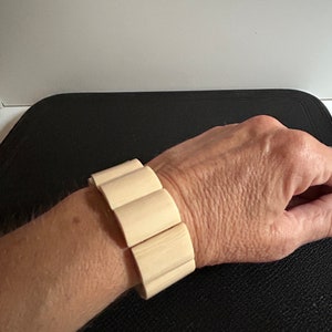 Old Bakelite Beige Elastic Bracelet 1950s