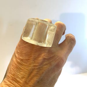 XXL-ring i vit lucitplexiglas. Mycket vacker design. Designersmycken från 1970-talet.