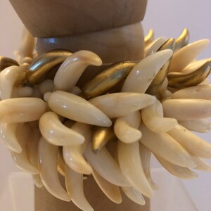 Beau bracelet manchette vintage perles plastiques blanc et doré perles Années 60 image 4