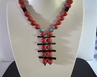 Beau Collier Pendentif Perles de céramique  Couleur Corail Style Art Déco