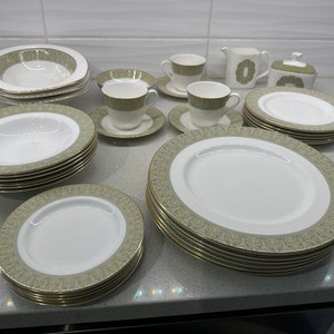 Vintage Royal Doulton English fine bone china ‘Sonnet’ design H5012 36 piece set