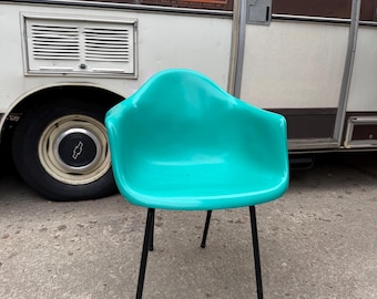 Vintage Mid-Century Modern Molded Fiberglass Armchair – Bright Aqua/Turquoise – Outdoor/Indoor DAX Style Shell Chair